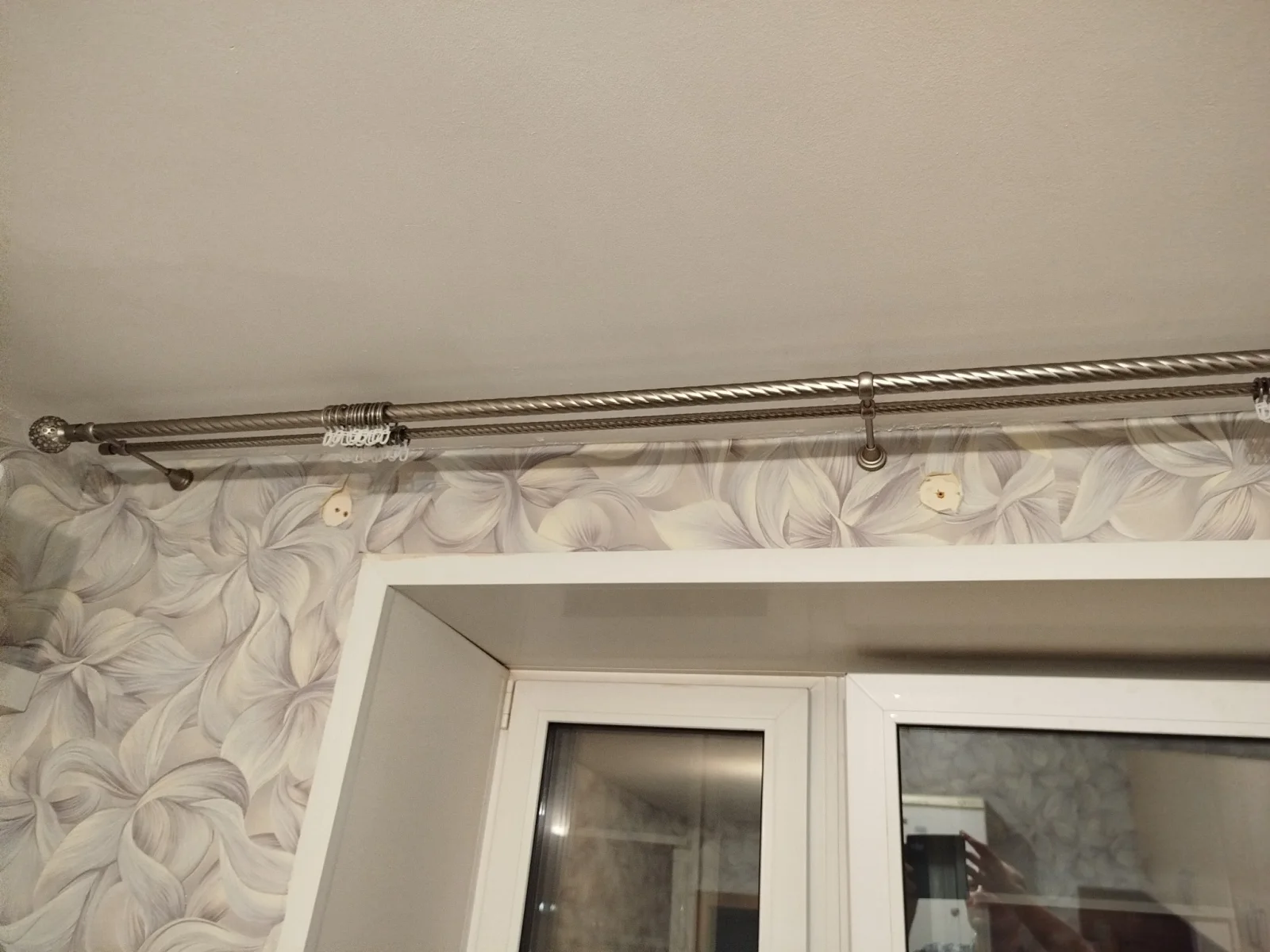 Повесили карниз на кухне