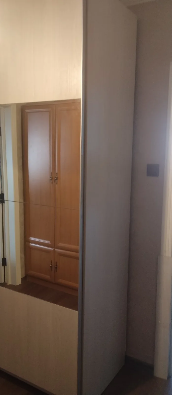 Перенесли шкаф в другую комнату